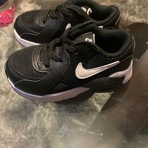 Boy Nike shoes only worn once 6C